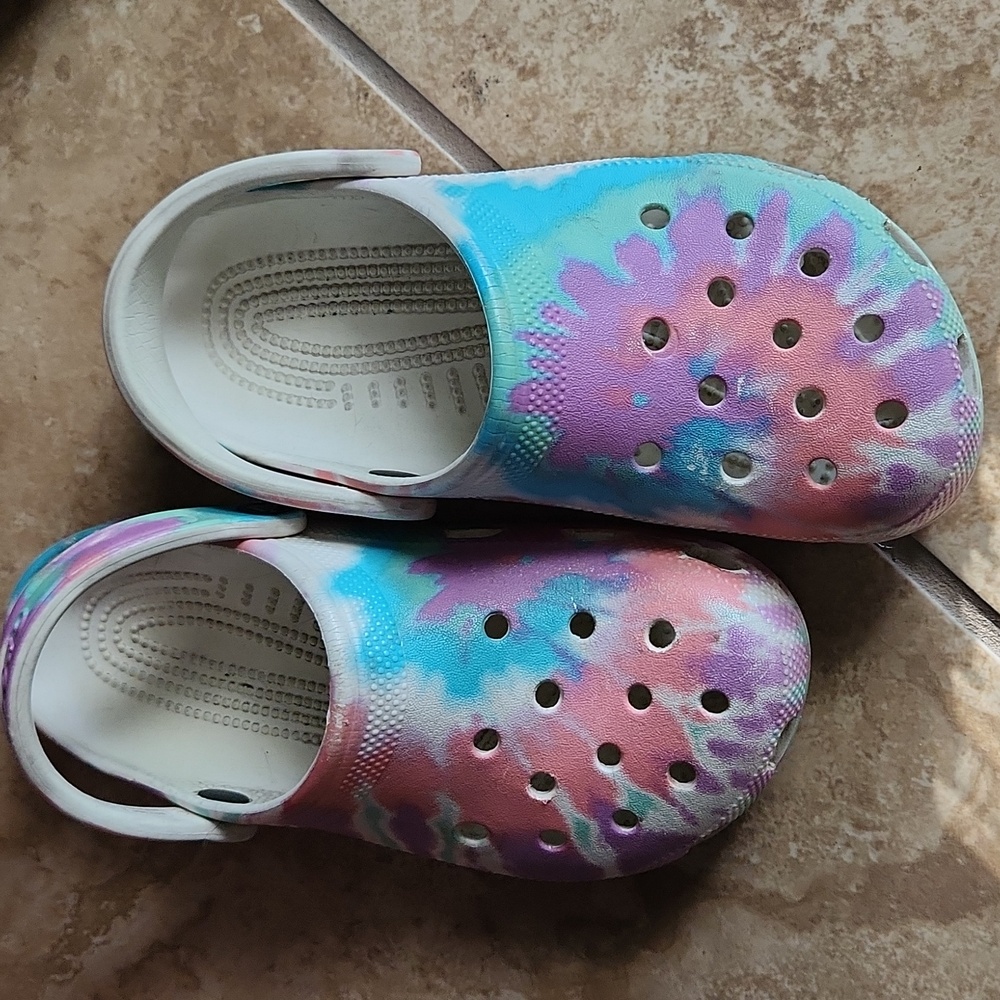 SIZE J4 tie dye crocs
